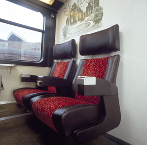 800043 Interieur van het electrische treinstel nr. 4007 (plan Z, ICM-0) van de N.S.: compartiment 1e klasse (roken).